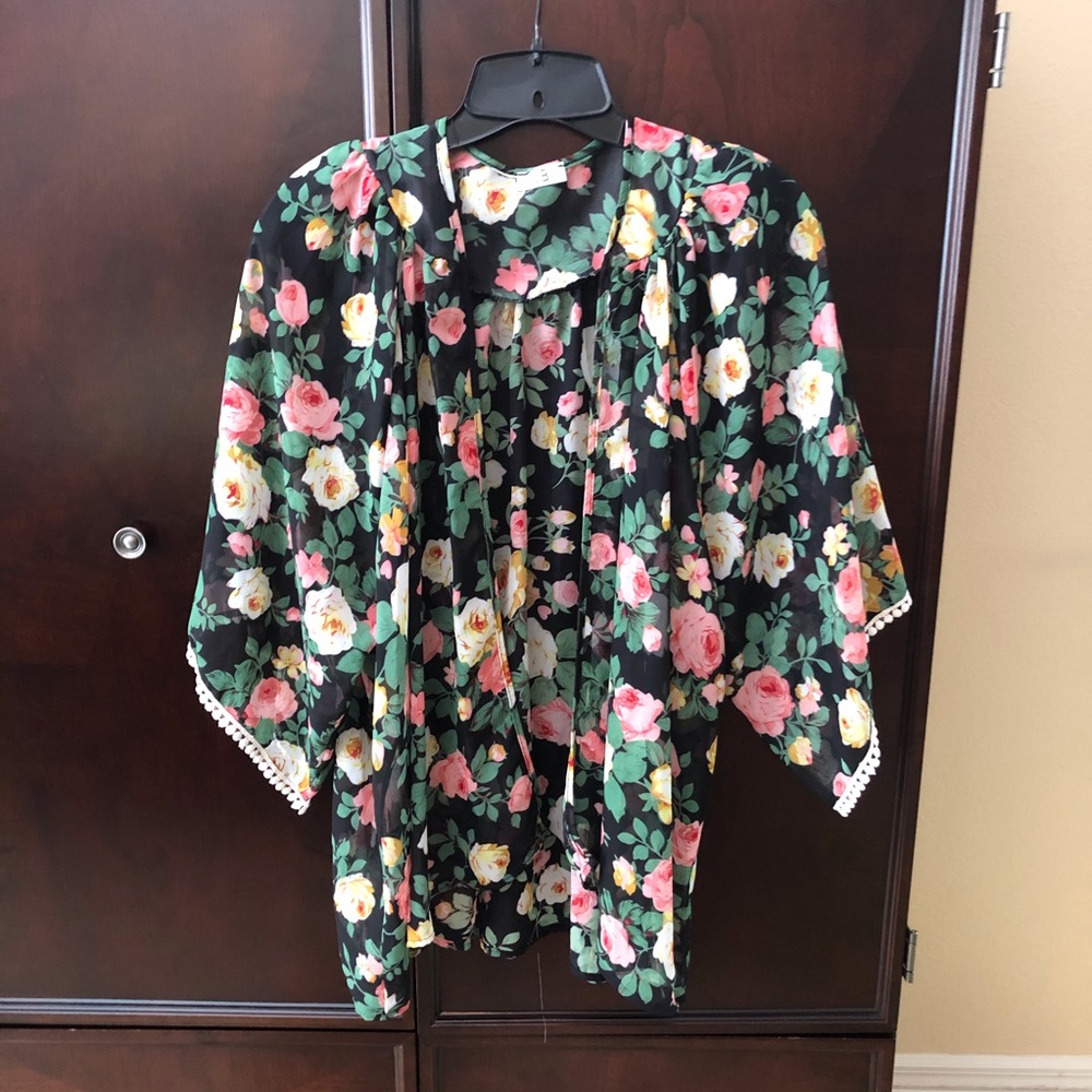 🌈Pretty floral kimono by tobi